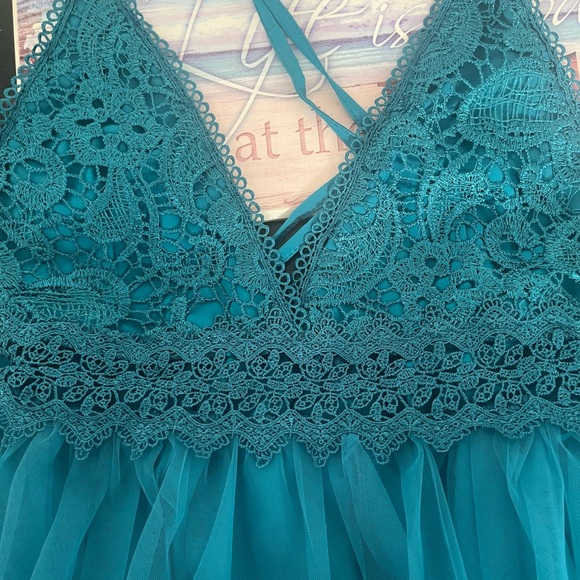 Gown - Picture 4 of 4